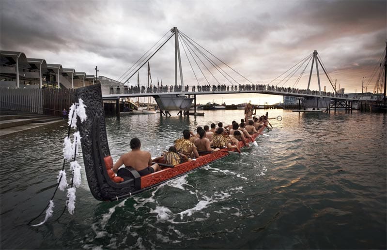 Paddeln mit den Maori: Auch wenn die moderne Stadtkulisse auf den ersten Blick nicht recht zum traditionellen Waka passt - in Auckland lässt sich Maori-Tradition erleben.