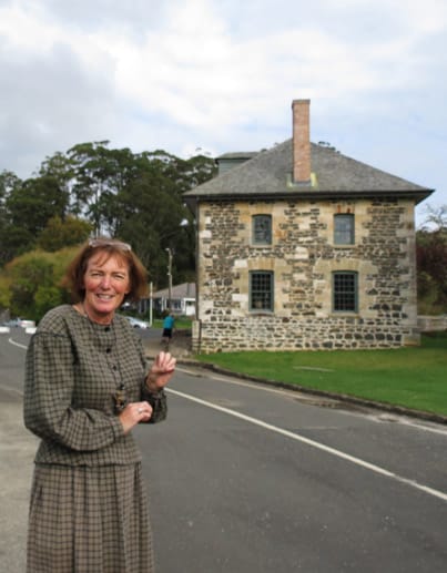 Dorothy steht vor dem ältesten Haus Neuseelands - heute ist es ein Museum.