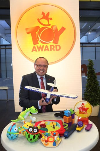 Ernst Kick, Vorstandsvorsitzender der Spielwarenmesse, präsentiert die Spielzeugneuheiten, die für den Toy Award 2015 nominiert sind.