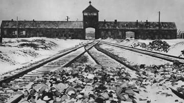 In Auschwitz-Birkenau sind in den Jahren 1940 bis 1945 etwa 1,1 Millionen Menschen ermordet worden, die meisten von ihnen Juden.