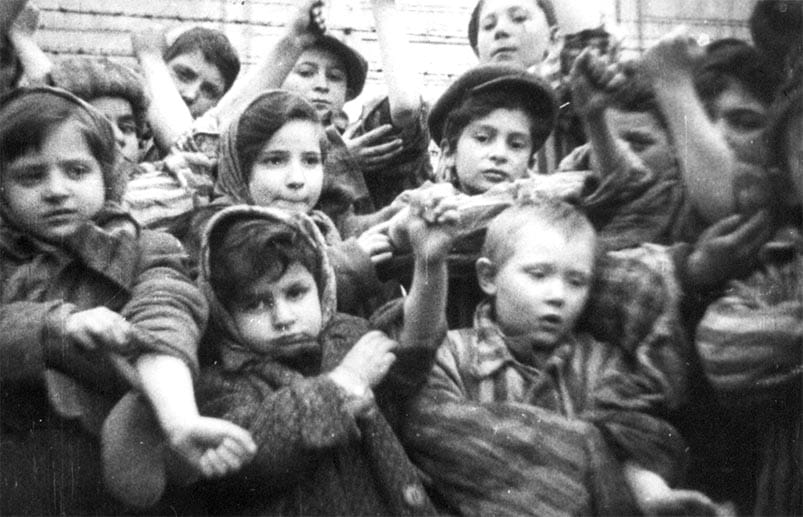 Wer in den Augen der Nazis für die Zwangsarbeit ungeeignet schien, wie z.B. Frauen, Kinder oder Alte, wurde mit Giftgas ermordet.