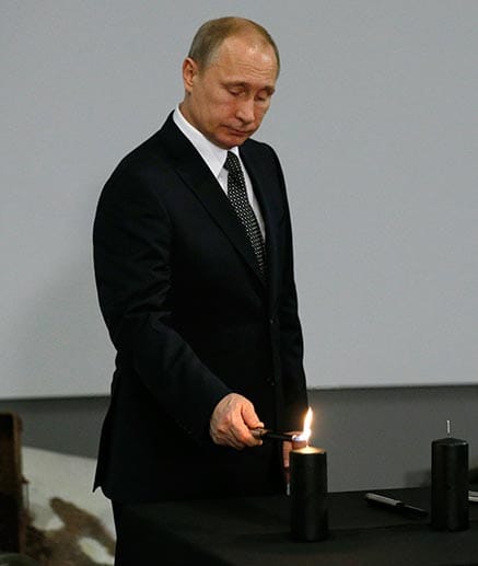 Russlands Staatschef Wladimir Putin lehnte eine Teilnahme inmitten der Ukraine-Krise hingegen ab. Wegen des Konflikts sind die Beziehungen zwischen Moskau und dem Westen äußerst angespannt. Putin zündete im Jüdischen Museum in Moskau schwarze Kerzen an.