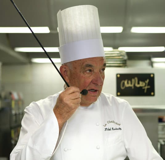 Michel Rochedy, Jahrgang 1936, wurde nach einer Lehrzeit bei "Pic" in Valence in den 1980er Jahren zum bekannten Koch. Heute steht ihm seine Nummer Zwei Stephane Buron zur Seite.