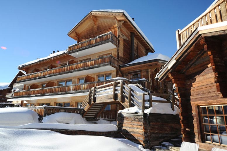 Das Bergchalet Pas de l’Ours in Crans Montana hat zügig auf die Anhebung des Schweizer Frankens reagiert. Hotelgäste erhalten momentan 20 Prozent Discount auf die Zimmer – schließlich feiert das Haus seinen 20. Geburtstag.