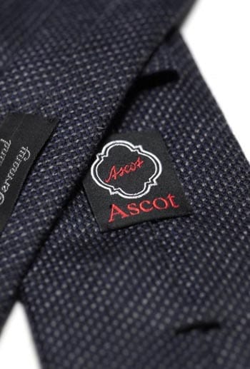 In der Manufaktur Ascot fertigt man feine Krawatten neben Seide auch aus edler Wolle (gezeigtes Modell über "Das Krawattenhaus" um 65 Euro).