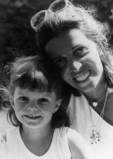 Athina gemeinsam mit ihrer Mutter Christina Onassis. Das Bild wurde im Jahr 1987 aufgenommen, als Athina zwei Jahre alt war. Nur ein Jahr später starb Christina mit gerade mal 37 Jahren an einem Herzinfarkt.