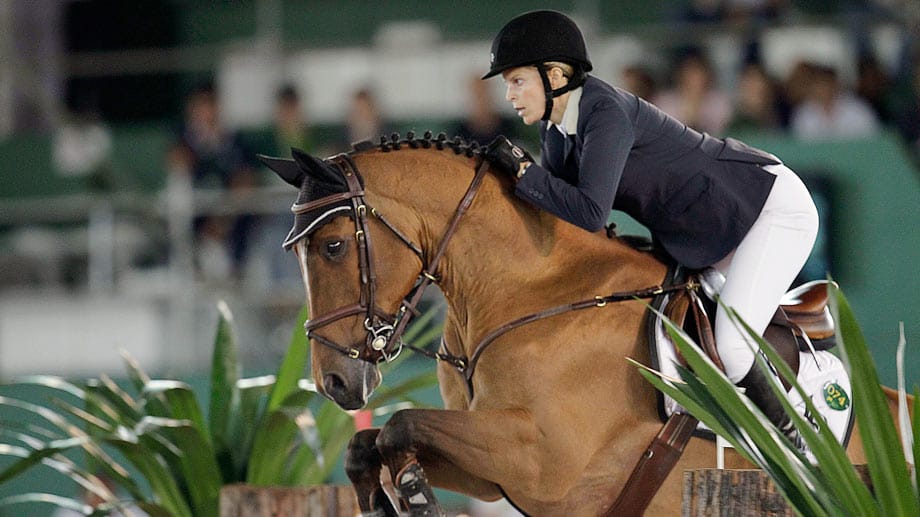 Athina hält sich aus der Öffentlichkeit fern und hat ihr Leben dem Pferdesport gewidmet.