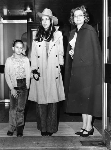 Stéphanie (links) gemeinsam mit ihrer Schwester Caroline und ihrer Mutter Gracia Patricia. Das Bild stammt ebenfalls aus dem Jahr 1976.