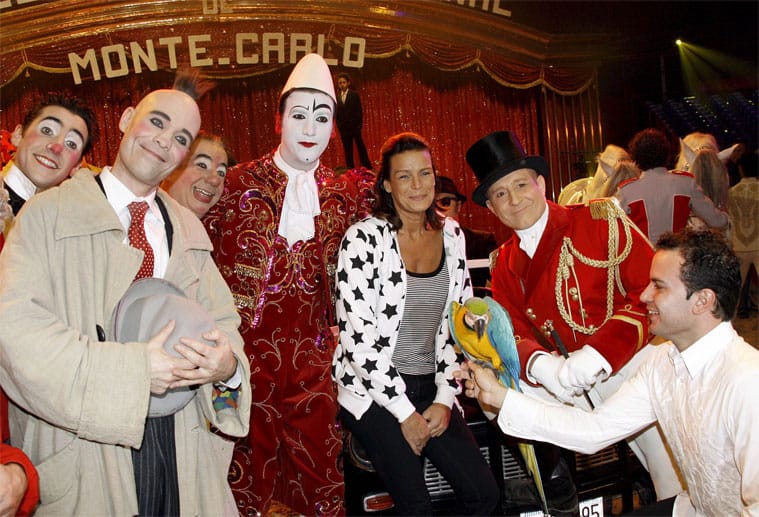 Prinzessin Stéphanie von Monaco posiert mit Artisten auf dem 32. Internationalen Zirkusfestival im Jahr 2008 in Monaco.
