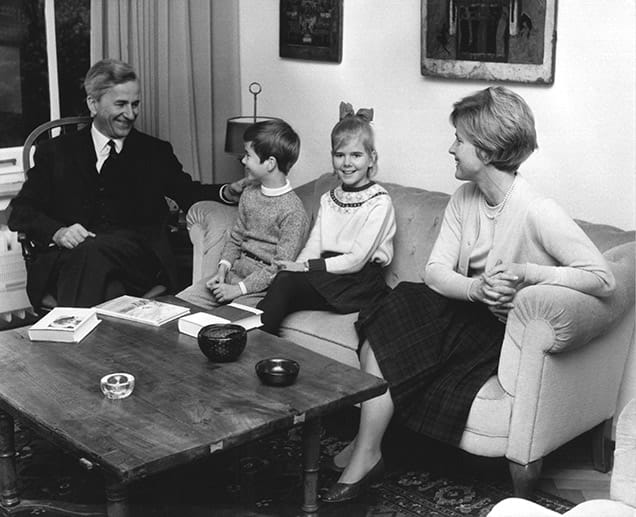 Familie Weizsäcker 1968 in Bonn - Richard mit Ehefrau Marianne und den Kindern Fritz und Marianne-Beatrice.