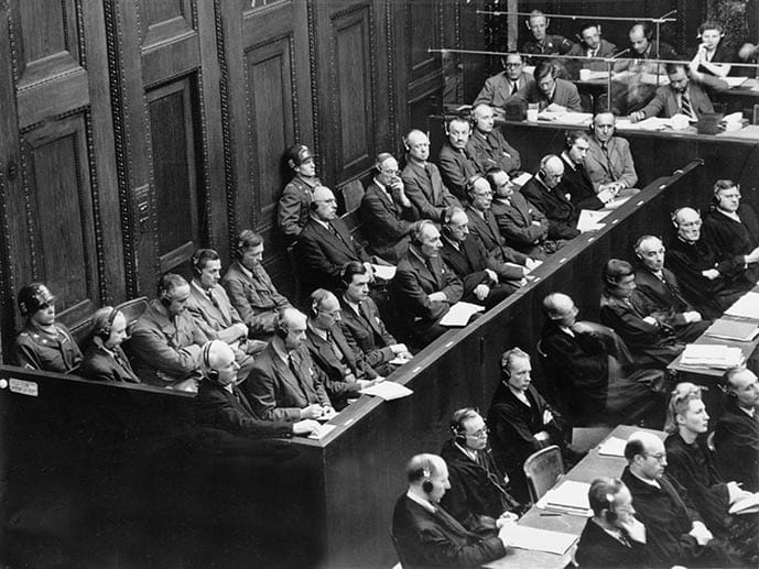 Weizsäcker selbst hatte als junger Anwalt seinen Vater Ernst von Weizsäcker (erste Reihe der Anklagebank ganz links) bei den Nürnberger Kriegsverbrecherprozessen begleitet.
