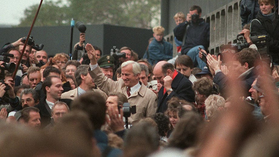 Freude über den Mauerfall 1989 in Berlin - für viele Deutsche ist Richard von Weizsäcker der prägenste Bundespräsident von allen gewesen.