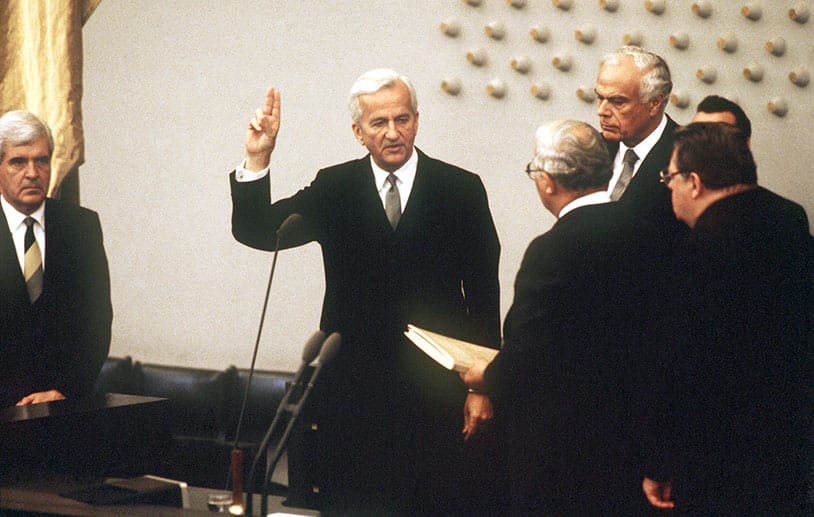 "So wahr mir Gott helfe" - der gläubige Protestant Richard von Weizsäcker bei seiner Vereidigung zum sechsten Bundespräsidenten der Bundesrepublik Deutschland am 1. Juli 1984 im Plenarsaal des Bundestages in Bonn.