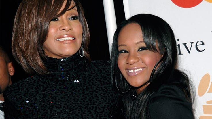 Kurz vor dem dritten Todestag der Sängerin Whitney Houston ist deren einzige Tochter Bobbi Kristina Brown (21) regungslos in einer Badewanne aufgefunden worden.