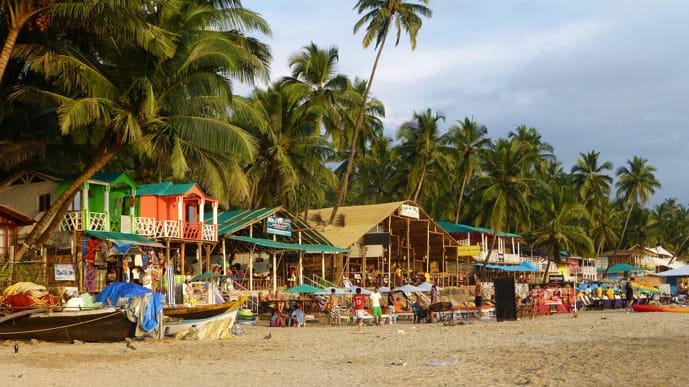 Hier sind wundervoll bunte Strandhütten in Palolem zu sehen.