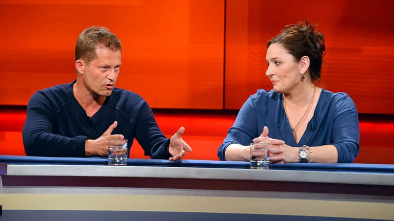 Am 2.2.2015 war Til Schweiger (neben Rudi Assauers Tochter Bettina Michel) in Frank Plasbergs Talksendung "Hart aber fair" zu Gast. Anschließend hagelte es auf dem sozialen Netzwerk Twitter harsche Kritik. Eine Talkrunde über das Thema "Demenz" dürfe keine "Dauerwerbesendung" für seinen Film "Honig im Kopf" sein.