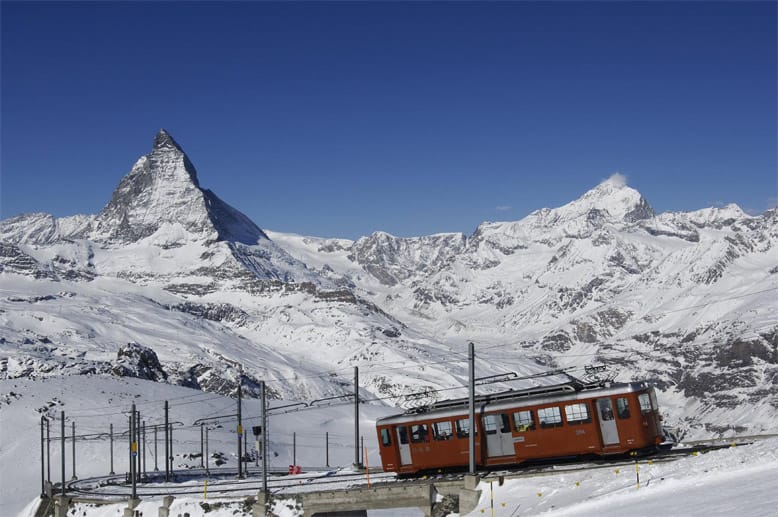 Mit der Gornergratbahn dauert es ein bisschen, bis man im auf 2222 Metern gelegenen "Riffelalp Resort" in Riffelberg ankommt. Die Bahn mit dem Startpunkt in Zermatt bietet eine spektakuläre Aussicht auf zahlreiche Gipfel jenseits der 4000er Marke inklusive des Matterhorns. Mit der Gornergratbahn dauert es ein bisschen, bis man im auf 2222 Metern gelegenen "Riffelalp Resort" in Riffelberg ankommt. Die Bahn mit dem Startpunkt in Zermatt bietet eine spektakuläre Aussicht auf zahlreiche Gipfel jenseits der 4000er Marke inklusive des Matterhorns.