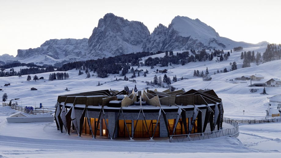 Was für ein Panorama! Das Fünfsternehaus "Alpina Dolomites" auf der Seiser Alm fügt sich mit moderner Architektur in die Umgebung der zackigen Berggipfel ein. Durch einen unterirdischen Tunnel mit dem Haupthaus verbunden liegt das runde Chalet des Hotels, in dem gut betuchte Gäste eine von vier Suiten buchen können. Was für ein Panorama! Das Fünfsternehaus "Alpina Dolomites" auf der Seiser Alm fügt sich mit moderner Architektur in die Umgebung der zackigen Berggipfel ein. Durch einen unterirdischen Tunnel mit dem Haupthaus verbunden liegt das runde Chalet des Hotels, in dem gut betuchte Gäste eine von vier Suiten buchen können.