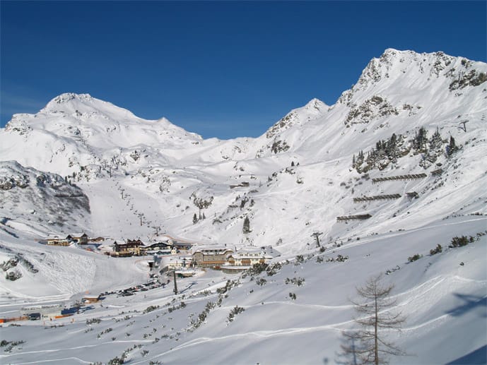 Urige Natursteinmauern und Holzbalkone: Behäbig, in jedem Fall aber wetterfest thront das "Seekarhaus" mitten im 100 Pistenkilometer umfassenden Skigebiet Obertauern. Es beherbergt ein nobles Viersterne-Superiorhotel mit Wellnessbereich, Sauna und Schwimmbädern. Urige Natursteinmauern und Holzbalkone: Behäbig, in jedem Fall aber wetterfest thront das "Seekarhaus" mitten im 100 Pistenkilometer umfassenden Skigebiet Obertauern. Es beherbergt ein nobles Viersterne-Superiorhotel mit Wellnessbereich, Sauna und Schwimmbädern.