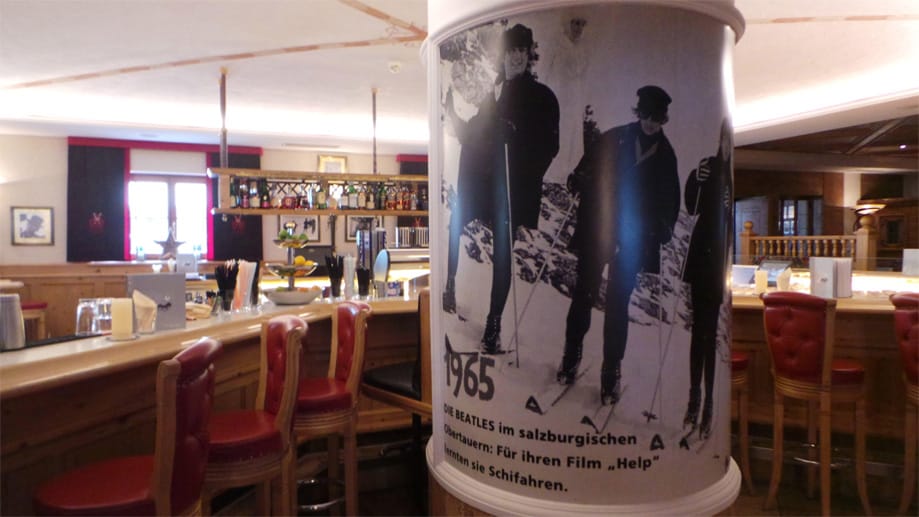 Das Hotel zeichnet sich aber vor allem durch ein Gourmet-Restaurant aus, das sich seit Jahren mit einer Gault-Millau-Haube schmückt und die Beatles-Bar, die an die Aufnahmen zum Kinofilm "Help!" erinnert, der hier vor genau 50 Jahren mit den Liverpooler Pilzköpfen gedreht wurde. Das Hotel zeichnet sich aber vor allem durch ein Gourmet-Restaurant aus, das sich seit Jahren mit einer Gault-Millau-Haube schmückt und die Beatles-Bar, die an die Aufnahmen zum Kinofilm "Help!" erinnert, der hier vor genau 50 Jahren mit den Liverpooler Pilzköpfen gedreht wurde.