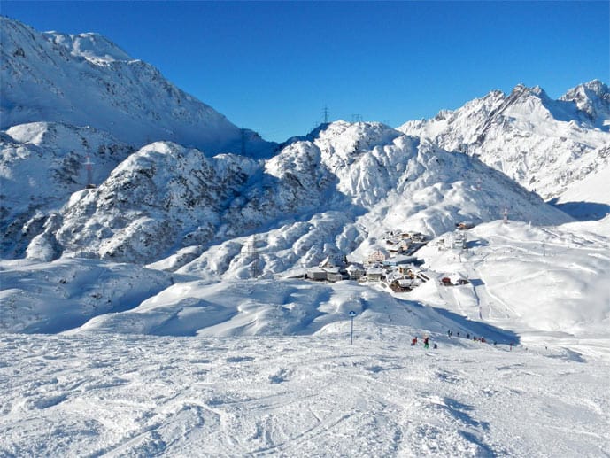 Zu viel von dem guten Wein sollten die Gäste allerdings nicht trinken, warten doch am nächsten Tag vor der Hoteltür des Arlberg Hospiz Hotels rund 340 Pistenkilometer. Zu viel von dem guten Wein sollten die Gäste allerdings nicht trinken, warten doch am nächsten Tag vor der Hoteltür des Arlberg Hospiz Hotels rund 340 Pistenkilometer.