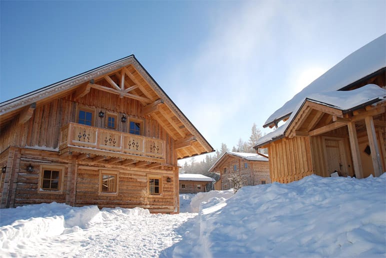 Soll es statt des Hotels lieber eine eigene Hütte sein? Kein Problem im Almdorf Reiteralm auf 1200 Metern Höhe über Schladming. Das Chaletdorf verbindet die Gemütlichkeit der eigenen vier Wände mit dem Service eines Viersternehotels - denn versorgt werden die Gäste von der guten Küche des Haupthauses. Soll es statt des Hotels lieber eine eigene Hütte sein? Kein Problem im Almdorf Reiteralm auf 1200 Metern Höhe über Schladming. Das Chaletdorf verbindet die Gemütlichkeit der eigenen vier Wände mit dem Service eines Viersternehotels - denn versorgt werden die Gäste von der guten Küche des Haupthauses.