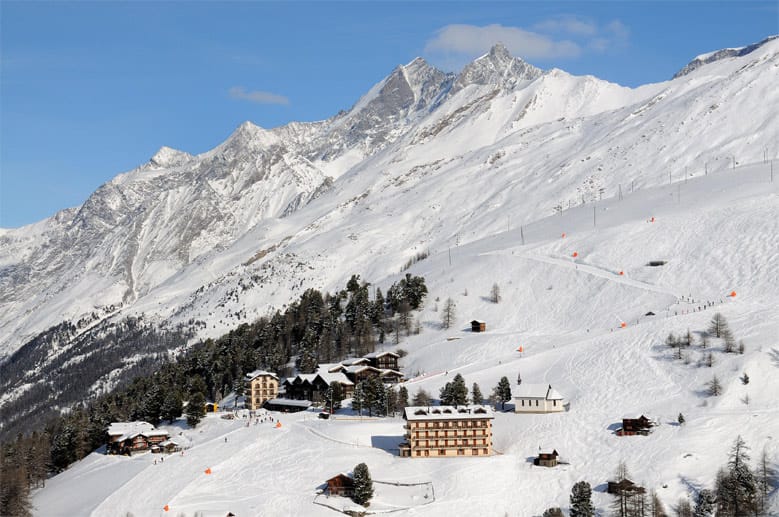 Mit der Gornergratbahn erreichen Reisende auch das in 2222 Metern Höhe gelegene Riffelberg. Dort angekommen warten die Annehmlichkeiten des Fünfsternehotels "Riffelalp Resort" auf die Gäste. Mit der Gornergratbahn erreichen Reisende auch das in 2222 Metern Höhe gelegene Riffelberg. Dort angekommen warten die Annehmlichkeiten des Fünfsternehotels "Riffelalp Resort" auf die Gäste.