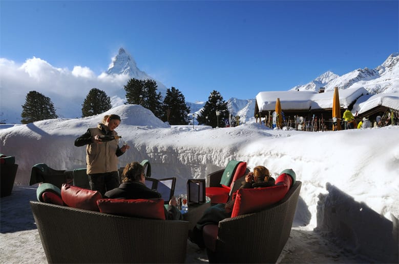 Das Luxushotel ist der perfekte Ausgangspunkt zum Skifahren rund um den Gornergrat, der zum knapp 300 Pistenkilometer umfassenden Zermatter Skizirkus gehört. Und nach der Piste können die Gäste auch noch die letzten Sonnenstrahlen des Tages in der "Mark Twain Lounge" des Riffelalp Resorts genießen. Das Luxushotel ist der perfekte Ausgangspunkt zum Skifahren rund um den Gornergrat, der zum knapp 300 Pistenkilometer umfassenden Zermatter Skizirkus gehört. Und nach der Piste können die Gäste auch noch die letzten Sonnenstrahlen des Tages in der "Mark Twain Lounge" des Riffelalp Resorts genießen.
