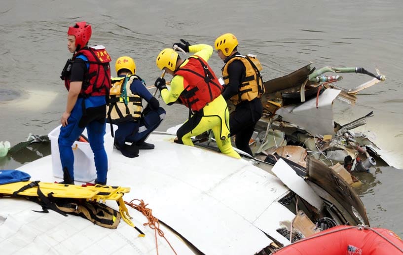 "Diejenigen, die im Vorderteil des Flugzeugs waren, haben wahrscheinlich nicht überlebt", sagt ein Feuerwehrsprecher.