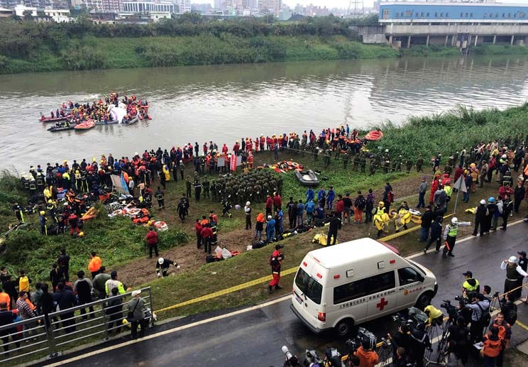 Die Bergung auf dem Fluss gestaltet sich schwierig. Etliche Passagiere sind offenbar noch unter ihren Sitzen eingeklemmt.