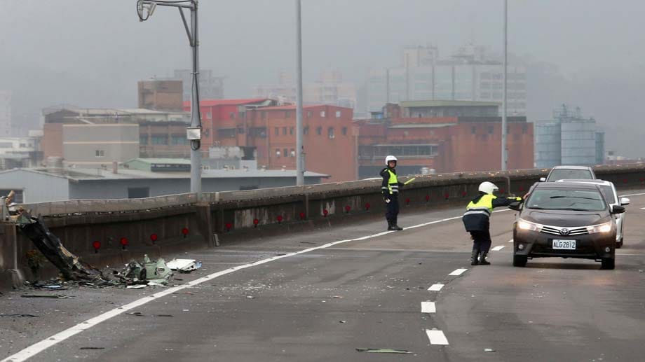 Die Maschine der Airline TransAsia mit 58 Menschen an Bord streift eine Brücke und stürzt in den Fluss Keelong.