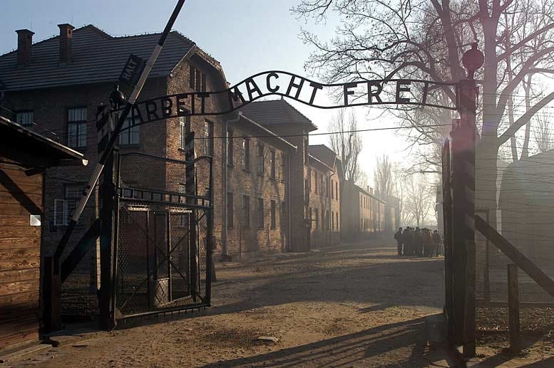 Auschwitz-Birkenau, wo Brasse fast fünf Jahre inhaftiert war, war das größte deutsche Vernichtungslager während des Dritten Reiches. Etwa 1,1 Millionen Menschen wurden in dem KZ getötet, die meisten davon waren Juden.