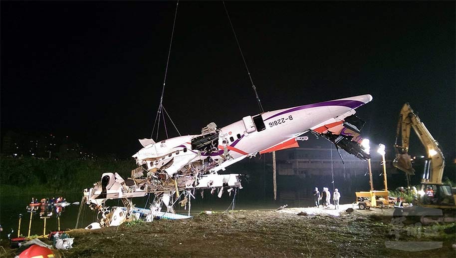 In der Nacht wird der Flugzeugrumpf mit einem Kran aus dem Fluss gezogen.