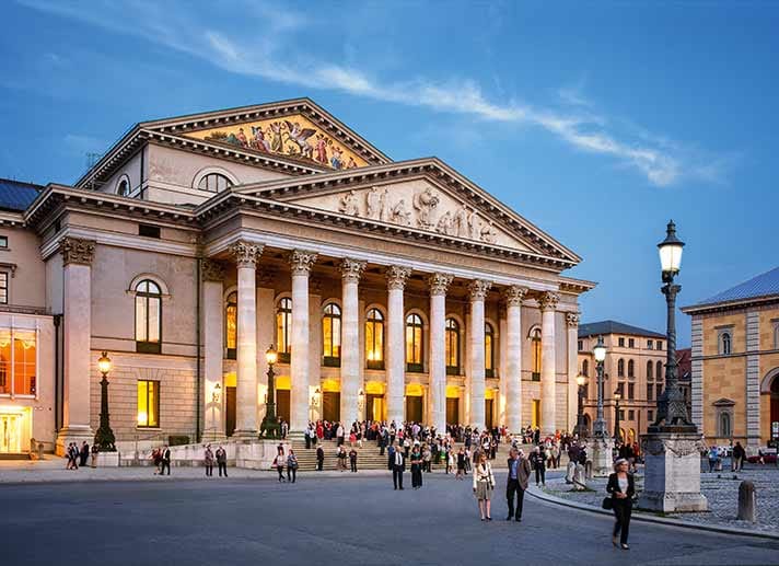 Zweimal zerstört und immer wieder aufgebaut: Das Münchner Nationaltheater, im klassizistischen Stil eines griechischen Tempels, ist Hauptspielort der Bayerischen Staatsoper und wurde 2014 von 50 Musikkritikern erstmals zum "Opernhaus des Jahres" weltweit gewählt.