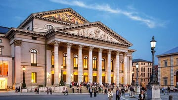 Zweimal zerstört und immer wieder aufgebaut: Das Münchner Nationaltheater, im klassizistischen Stil eines griechischen Tempels, ist Hauptspielort der Bayerischen Staatsoper und wurde 2014 von 50 Musikkritikern erstmals zum "Opernhaus des Jahres" weltweit gewählt.