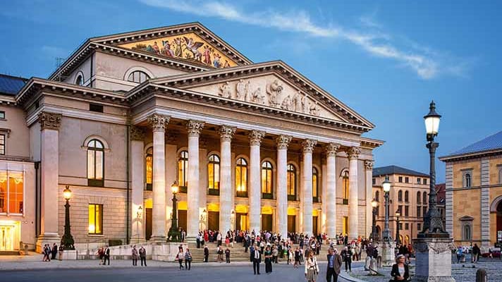 Zweimal zerstört und immer wieder aufgebaut: Das Münchner Nationaltheater, im klassizistischen Stil eines griechischen Tempels, ist Hauptspielort der Bayerischen Staatsoper und wurde 2014 von 50 Musikkritikern erstmals zum "Opernhaus des Jahres" weltweit gewählt.