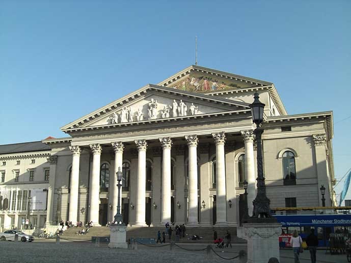 Berühmte Wagner-Opern wie "Tristan und Isolde" oder "Die Walküre" wurden im Nationaltheater uraufgeführt, bereits um 1700 fanden europaweit beachtete Uraufführungen statt.