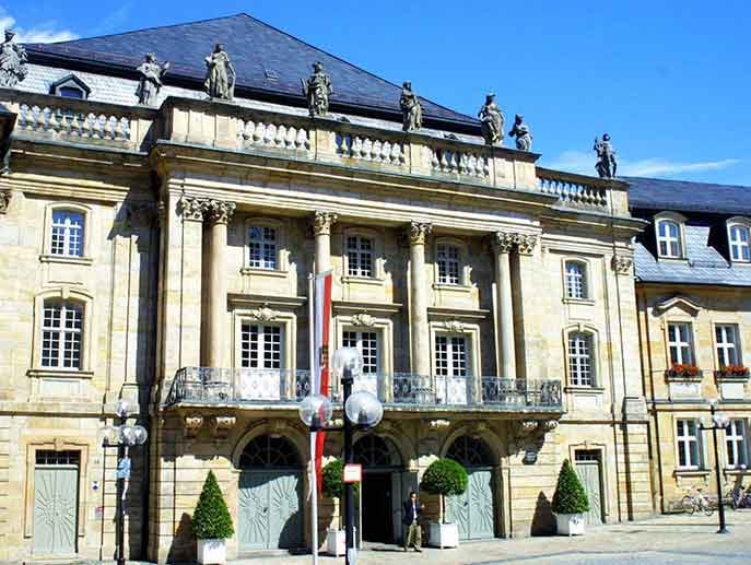 Das Markgräfliche Opernhaus von Bayreuth wurde von der Unesco zum Weltkulturerbe erklärt. Das Barockjuwel ist nicht nur architektonisch reizvoll, es hat auch (Musik-)Geschichte geschrieben: Die Oper lockte den Komponisten Richard Wagner und damit indirekt die Wagner-Festspiele nach Bayreuth.