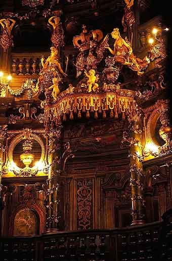 Die Oper in Bayreuth wurde zwischen 1744 und 1748 als Logentheater ganz aus Holz erbaut und zählt zu den wenigen im Original erhaltenen Theater- und Opernbauten.