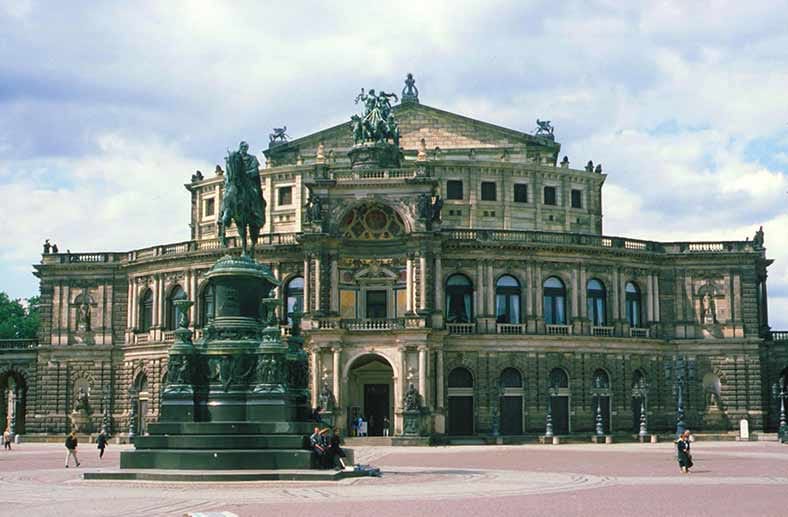 Die Dresdener Semperoper: Der Architekt Gottfried Semper schuf diesen prachtvollen Neorenaissance-Bau, der nach dreijähriger Bauzeit 1841 als neues königliches Hoftheater fertiggestellt wurde.