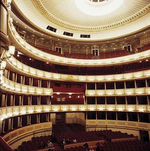 1869 feierte es mit einer Aufführung von Mozarts "Don Giovanni" seine glanzvolle Eröffnung. Im Zweiten Weltkrieg wurde der Prachtbau zerstört und 1955 wiedereröffnet. Seither bietet die Wiener Staatsoper dem internationalen Publikum an rund 300 Tagen im Jahr Aufführungen auf allerhöchstem Niveau.