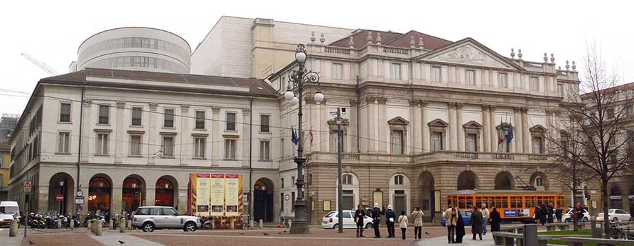 Auch wenn die Operwelt den Niedergang der großen italienischen Opernhäuser beklagt - etwa den des Teatro Regio von Parma - bleibt La Scala eine international vergötterte Ikone.