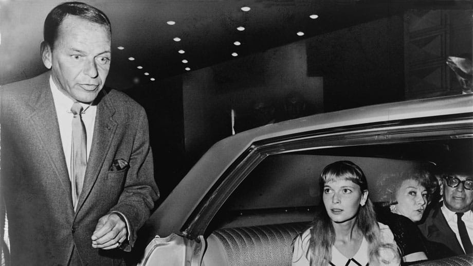 Hier besuchen Mia Farrow und Frank Sinatra im Jahr 1965 das Schubert Theater in New York.