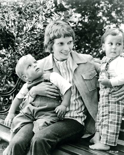Mia Farrow im Jahr 1971 mit ihren beiden Kindern, den 18 Monate alten Zwillingen Sascha Villiers und Matthew Phineas in London.