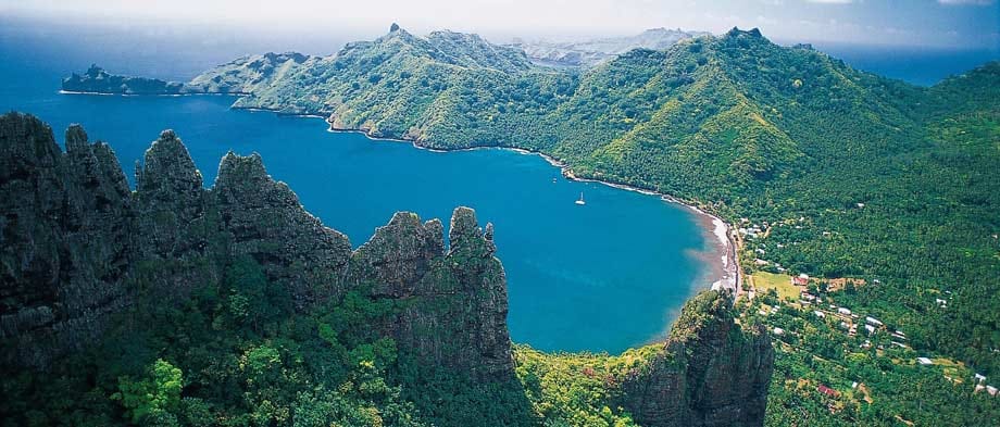 Die Marquesas sind anders, als man sich Südseeinseln gemeinhin vorstellt. Hier ragen steile Berge in den Himmel, Überbleibsel vorzeitlicher Vulkane, bizarr geformt und von weitem sichtbar.