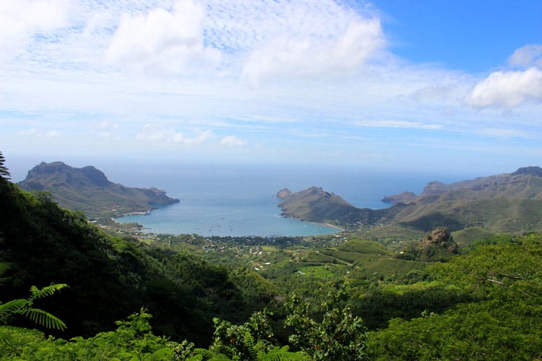 Blick über Nuku Hiva. Die Hauptinsel der Marquesas liegt 1600 Kilometer von Tahiti entfernt. Daher wundert es kaum, dass die Eilande zu den entlegensten Inseln der Welt zählen.