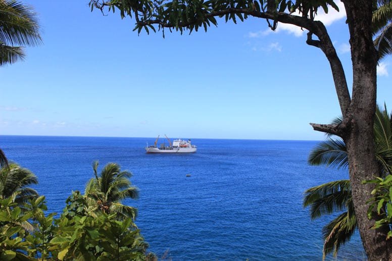 Das Schiff "Aranui 3" ist eine Kombination aus Fracht- und Passagierschiff, verkehrt im Linienverkehr zwischen den Marquesas und beliefert die Inseln am Ende der Welt mit allem, was man zum Leben braucht.