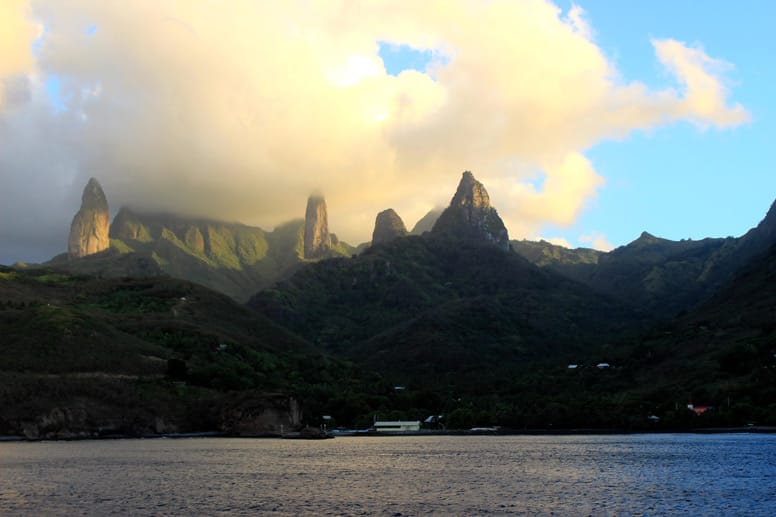 Ua Pou bedeutet die zackige Insel. Mit ihren steil in den Himmel ragenden Bergen, die aussehen wie riesige umgedrehte Zuckertüten, überdimensionale Füllfederhalter oder mahnende Zeigefinger von Riesen, macht sie ihrem Namen alle Ehre.