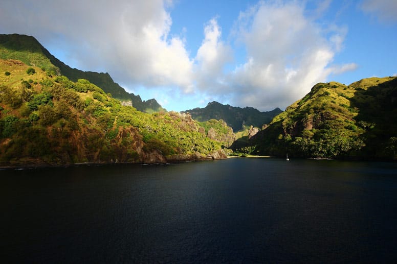 Die Bucht von Hanavave auf Fatu Hiva, der entlegensten Insel der Marquesas.