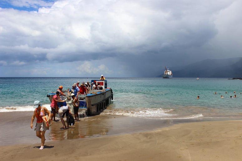 Dabei können die Schiffsreisenden die Inseln erkunden. Hier geht's mit dem Beiboot zum Strand von Tahuata.